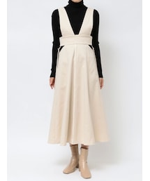 サイドカットアウトジャンパースカート