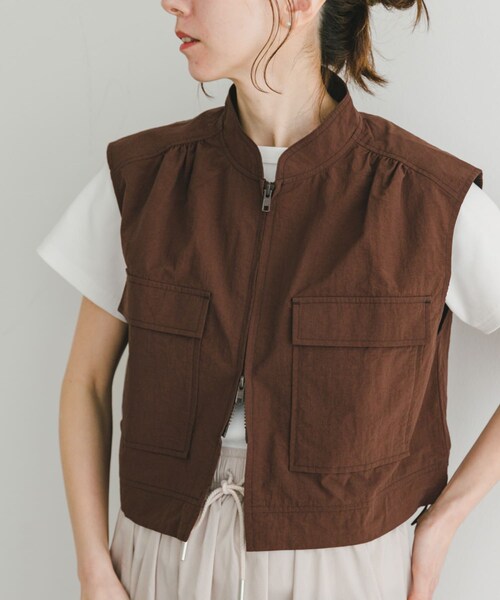 ITEMS URBANRESEARCH（アイテムズ アーバンリサーチ）の「ナイロンショートベスト（テーラードジャケット・レディース・BLK/BRN・FREE）」の2枚目の写真