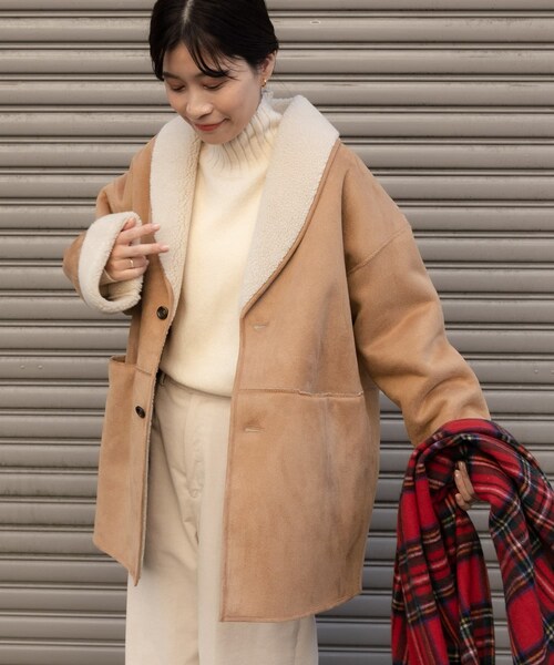 URBAN RESEARCH DOORS（アーバンリサーチドアーズ）の「フェイクムートンミドルコート（ムートンコート・レディース・GREGE/BEIGE・M）」の2枚目の写真