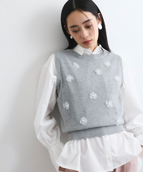 VIS（ビス）の「フラワーモチーフニットベスト（ベスト・レディース・ブラック/ライトグレー/オフホワイト・F）」の3枚目の写真