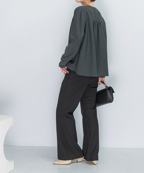 URBAN RESEARCH ROSSO（アーバンリサーチロッソ）の「ウォッシャブルVネックフレアブラウス（シャツ/ブラウス・レディース・OFF WHITE/CHARCOAL・FREE）」の17枚目の写真