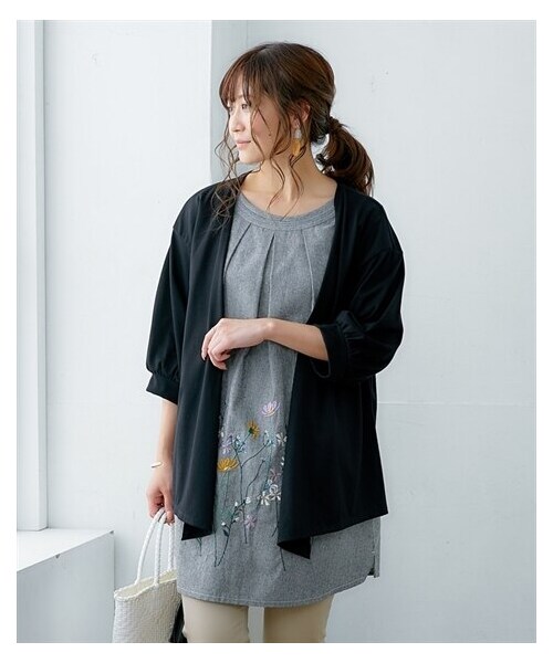 nissen（ニッセン）の「フェイクレイヤードカットソーチュニック（選べるデザイン・体型カバーも◎）＜大きいサイズ有＞（チュニック・レディース・ネイビー系(衿刺しゅう)/チャコール杢系(衿刺しゅう)/黒系(裾刺しゅう)/ネイビー系(裾刺しゅう)/スモーキーカーキ(パーカー)/スモーキーグレー(パーカー)/モカ系(裾シャツ)/ネイビー系(裾シャツ)/杢グレー系(ストライプ)/ネイビー系(ストライプ)/ダークモカ(パーカー)/ネイビー系(プリーツ)/グレージュ系(プリーツ)/黒×オフホワイトボーダー(レース)/ベージュ系(ベスト)/モカ系(衿レース)/チャコール系(配色切替)/チャコールグレー系(衿レース)/ブルー系(ジャガードベスト)/黒系(テレコベスト)/黒系ストライプ(ベスト)/ベスト(黒系ストライプ)/スキッパー(チャコールグレー系)/Aラインベスト(ベージュ系)/衿元ステッチ刺しゅう(ネイビー系)/衿レース(モカ系)/衿レース(チャコールグレー系)/テレコベスト(グレージュ系)/サイドプリーツ(黒系)/肩ボタン(黒系ストライプ)/テレコベスト(ライトグレー系)/袖刺しゅう(ネイビー系)・S/M/L/LL/3L/4L/5L/6L/8L/10L）」の5枚目の写真