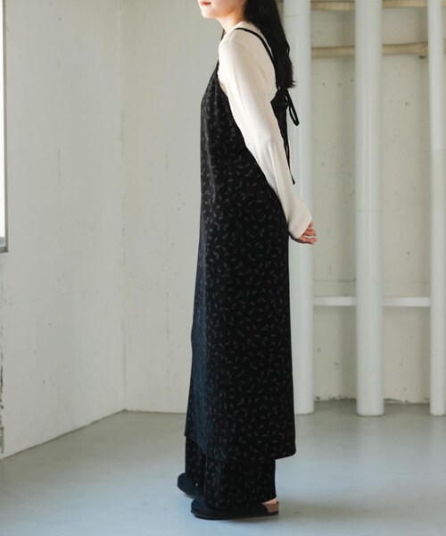 URBAN RESEARCH DOORS（アーバンリサーチドアーズ）の「FORK&SPOON　ベロアプリントエプロンワンピース（ワンピース・レディース・BLACK/DARKGREEN・1）」の6枚目の写真