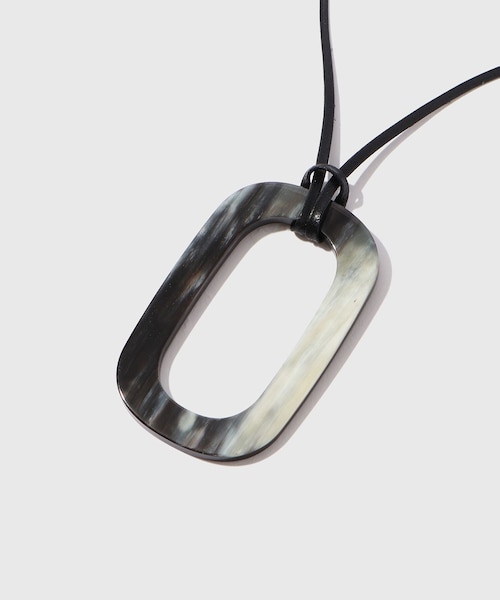 ADAM ET ROPE'(アダムエロペ)の「【CATH・S/キャッツ】OVAL HORN NECKLACE(ネックレス・メンズ・ブラック・F)」の3枚目の写真