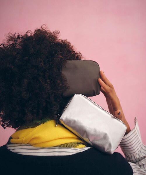 ADAM ET ROPE'（アダムエロペ）の「【LeSportsac for ADAM ET ROPE'】RECTANGULAR COSMETIC (SHINE/SOLID)（ポーチ・レディース・シルバー・F）」の5枚目の写真