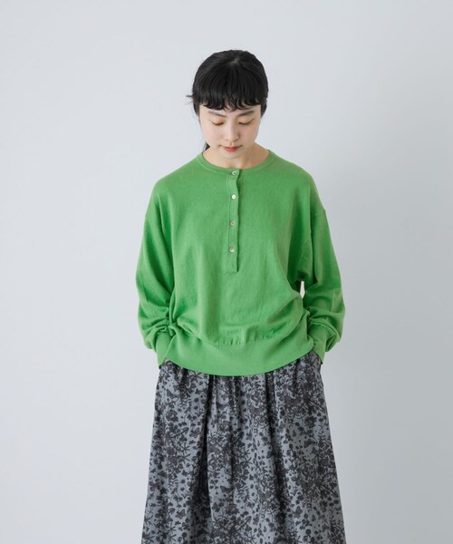 かぐれ（カグレ）の「コットンカシミヤヘンリーネックニット（ニット/セーター・レディース・YELLOW/GREEN/BLACK・Free）」の19枚目の写真