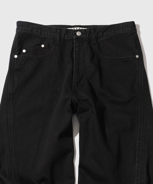 ADAM ET ROPE'（アダムエロペ）の「【NVRFRGT/ネヴァーフォーゲット】3D TWISTED WIDE LEG JEANS FADED BLACK（デニムパンツ・メンズ・ブラック・1/2/3）」の5枚目の写真