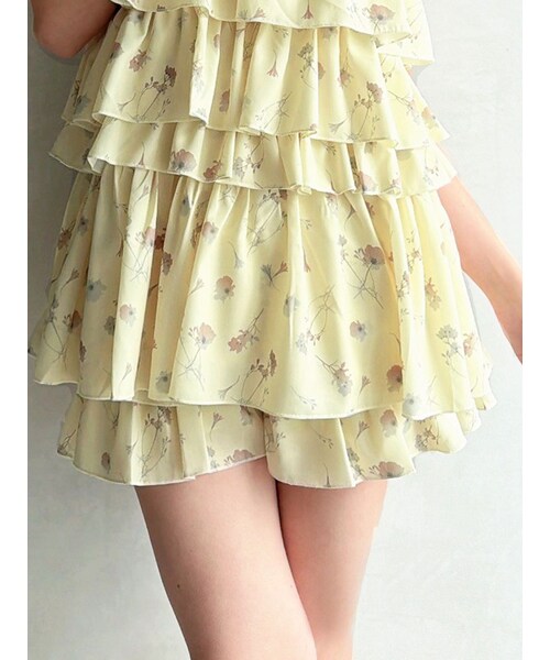RESEXXY（リゼクシー）の「【memorif.】フラワーフリルショートパンツ【セットアップ着用可能】（その他パンツ・レディース・ホワイト/イエロー・F）」の2枚目の写真