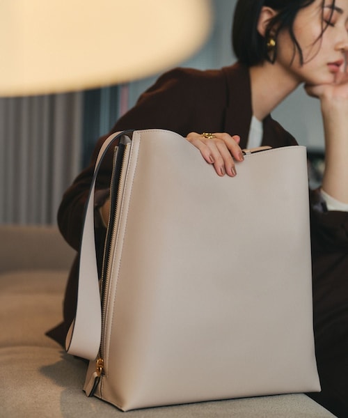 ROPE'（ロペ）の「【E'POR】Y BAG Shoulder Large【通勤】【A4対応】（ショルダーバッグ・レディース・ライトグレー/キナリ・F）」の2枚目の写真