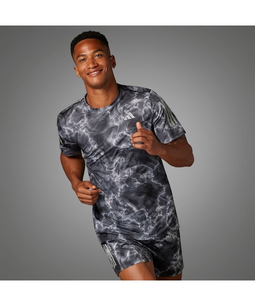 adidas(アディダス)の「オウン ザ ラン 総柄プリント 半袖Tシャツ(トップス・メンズ・ホワイト・J/S/J/L/J/XL/J/2XL/J/3XL/J/XS/J/M/XS/S/M/L/XL/2XL/3XL/4XL/5XL/6XL/J/2XS/J/4XL/J/5XL)」の2枚目の写真