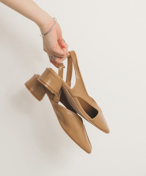 KBF（ケイビーエフ）の「アシンメトリーストラップパンプス（パンプス・レディース・BLACK/CAMEL・36/37/38）」の2枚目の写真