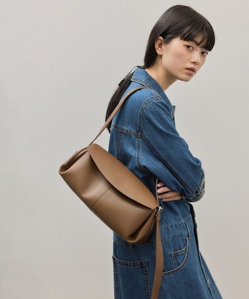 ADAM ET ROPE'（アダムエロペ）の「【サステナブル】フラップショルダーバッグ（ショルダーバッグ・レディース・ブラック/ブラウン・F）」の10枚目の写真