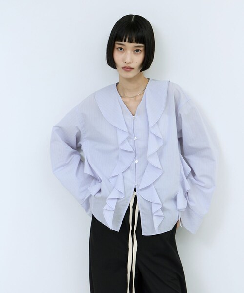 ADAM ET ROPE'(アダムエロペ)の「【WEB限定】オーバーラッフルフリルブラウス(シャツ/ブラウス・レディース・ホワイト/ブラウン/ブルー・F)」の8枚目の写真