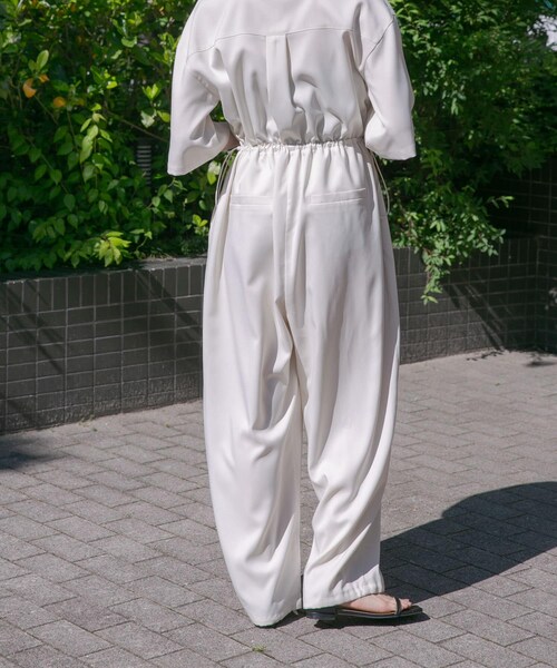 KBF(ケイビーエフ)の「コクーンWIDEジャンプスーツ(サロペット/オーバーオール・レディース・IVORY/L.KHAKI/CHARCOAL・one)」の7枚目の写真