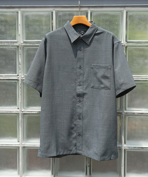 ITEMS URBANRESEARCH(アイテムズ アーバンリサーチ)の「『イージーケア/速乾/UVカット』『セットアップ対応』クイックドライリネンタッチ半袖シャツ(シャツ/ブラウス・メンズ・CHA/GRN/BRN/BLK・M/L)」の2枚目の写真