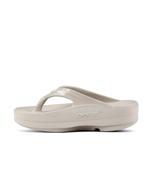 ADAM ET ROPE'（アダムエロペ）の「【OOFOS（ウーフォス）】Oomega（サンダル・レディース・ブラック/ベージュ・23/24/25）」の14枚目の写真