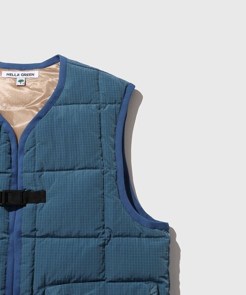 ADAM ET ROPE'(アダムエロペ)の「【HELLA GREEN/ヘラグリーン】Ripstop Nylon Down Vest(ダウンベスト・メンズ・グレー/ブルー・L/M)」の7枚目の写真