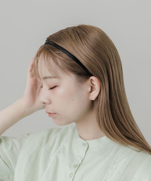 SMELLY（スメリー）の「スリムフェイクレザーカチューシャ（カチューシャ・レディース・BLK/SLV・-）」の7枚目の写真