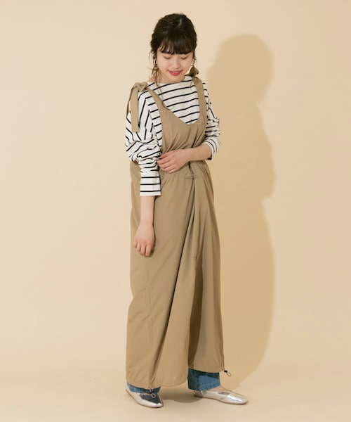 ITEMS URBANRESEARCH（アイテムズ アーバンリサーチ）の「レインウェアジャンパースカート（サロペット/オーバーオール・レディース・KHAKI/BEIGE/BLACK・one）」の2枚目の写真