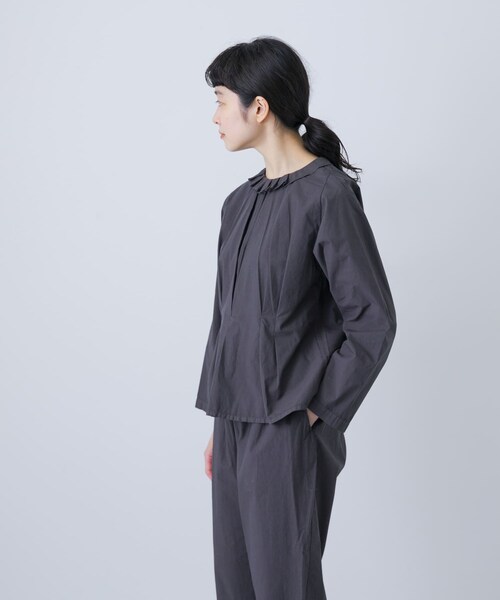 かぐれ（カグレ）の「COSMIC WONDER　シルクコットンブロードクラシックフリルシャツ（シャツ/ブラウス・レディース・Charcoal/Violet ash・1）」の6枚目の写真