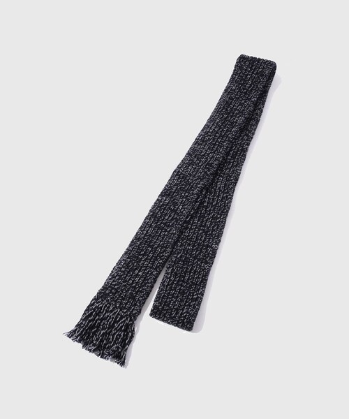 ADAM ET ROPE'（アダムエロペ）の「【NVRFRGT/ネヴァーフォーゲット】NARROW EXTRA LONG MUFFLER（マフラー・メンズ・ブラック/チャコール・F）」の2枚目の写真
