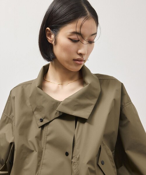 ADAM ET ROPE'（アダムエロペ）の「ファンクションドロストブルゾン/撥水（ナイロンジャケット・レディース・ブラック/カーキ・36/38）」の19枚目の写真