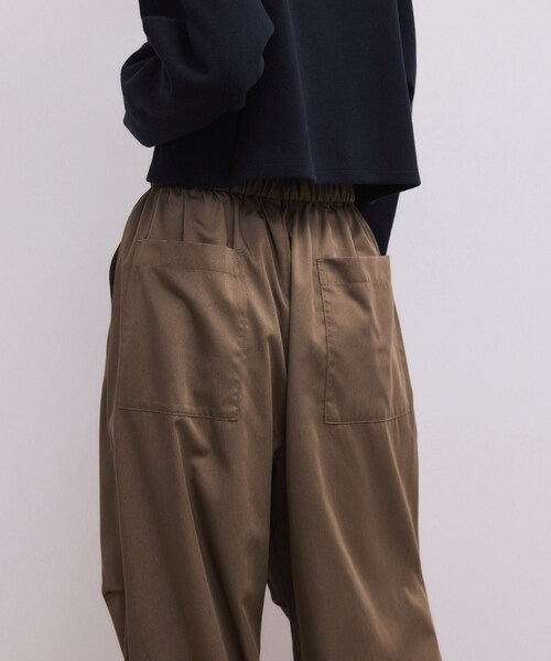 ADAM ET ROPE'(アダムエロペ)の「【WEB限定】リラックスパラシュートパンツ(その他パンツ・レディース・チャコール/ブラウン・36/38)」の16枚目の写真
