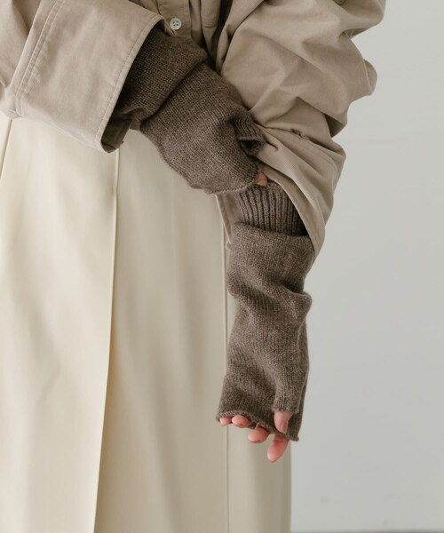 URBAN RESEARCH（アーバンリサーチ）の「カシミヤアームウォーマー（ベルト・レディース・WHITE/BROWN/CHARCOAL・FREE）」の18枚目の写真