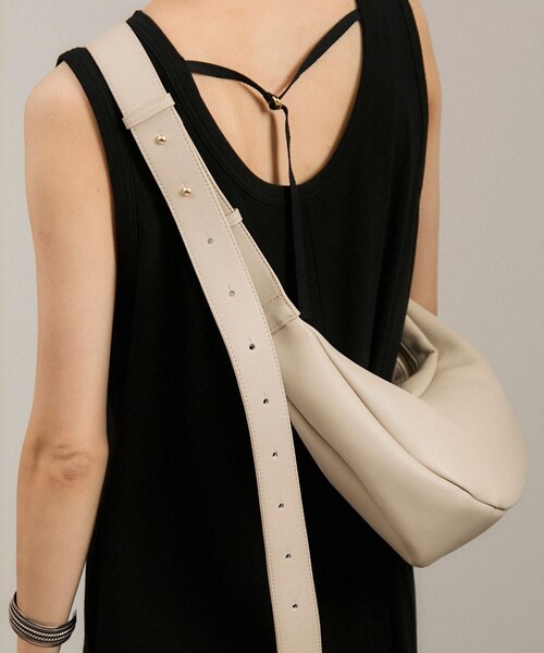 ADAM ET ROPE'（アダムエロペ）の「【WEB限定】スプリットレザームーンショルダー（ショルダーバッグ・レディース・ブラック/オフホワイト/ダークブラウン・F）」の10枚目の写真