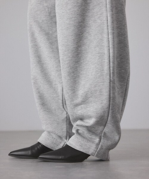 ADAM ET ROPE'(アダムエロペ)の「ウールミックスコクーンイージーパンツ(その他パンツ・レディース・グレー/キナリ系/サックス・36/38)」の21枚目の写真