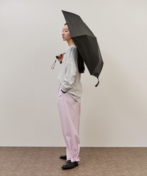 ADAM ET ROPE'(アダムエロペ)の「形状記憶折りたたみ晴雨兼用傘/遮光(折りたたみ傘・レディース・ブラック/グレー・F)」の5枚目の写真