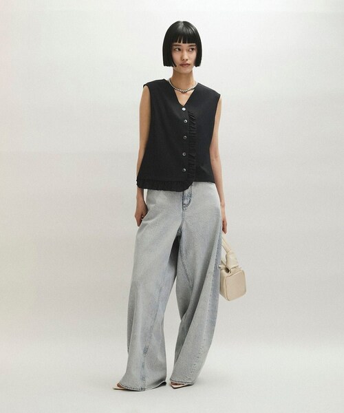 ADAM ET ROPE'(アダムエロペ)の「【WEB限定】・【定番】ラッフルコンビスリーブレストップス(Tシャツ/カットソー・レディース・ブラック/ブラック系/ホワイト・F)」の7枚目の写真