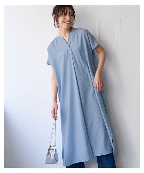 nissen（ニッセン）の「＜大きいサイズ＞【美極シャツ】スリットネックワンピース（ワンピース・レディース・チャコール/オフベージュ/サーモンピンク/サックス・【不要1】/【不要2】/L/LL/3L/4L/5L/6L/8L/10L）」の6枚目の写真