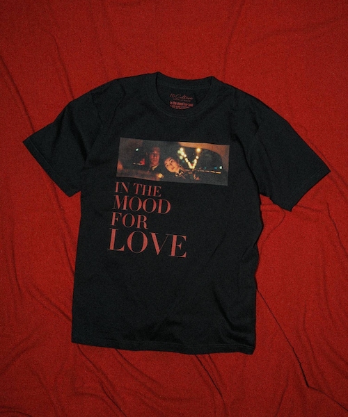 ADAM ET ROPE'(アダムエロペ)の「【花様年華 25周年 × 10Culture for ADAM ET ROPE'】IN THE MOOD FOR LOVE TEE(Tシャツ/カットソー・メンズ・ブラック系/ホワイト系/ブラウン系/カーキ系・L/M/XL)」の2枚目の写真