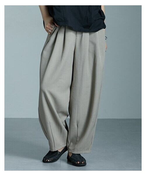 nissen（ニッセン）の「落ち感素材ゆったりサイズサーカスパンツ ［Soiunique］（パンツ・レディース・チャコール/ベージュ/ブラック・M/L/LL）」の3枚目の写真