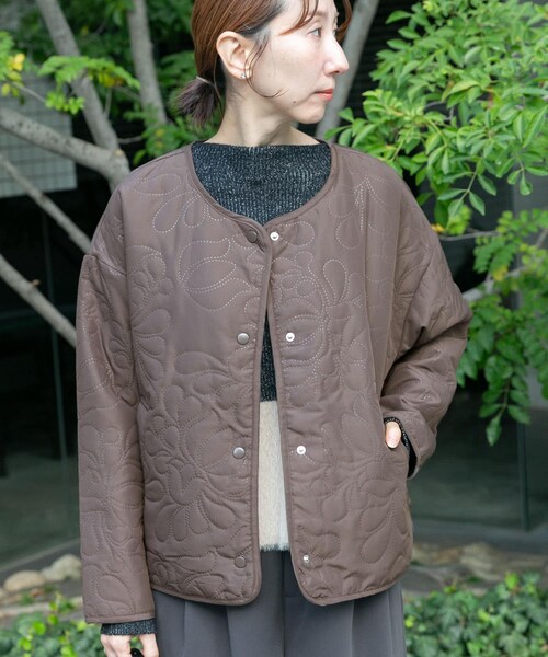 ITEMS URBANRESEARCH(アイテムズ アーバンリサーチ)の「ノーカラー中綿ブルゾン(ノーカラージャケット・レディース・BLK/BEG/BRN・FREE)」の15枚目の写真