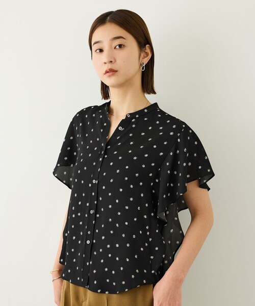 ROPE'(ロペ)の「【DEVEAUX(デヴォー)】ドットケープブラウス/セットアップ対応・イージーケア(シャツ/ブラウス・レディース・ブラック系・F)」の2枚目の写真
