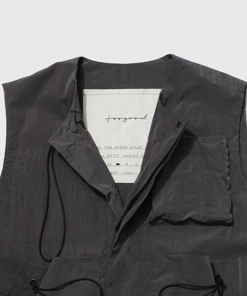 ADAM ET ROPE'（アダムエロペ）の「【Toogood/トゥーグッド】THE ROPER GILET（ベスト・メンズ・スミクロ・L/M/S）」の6枚目の写真