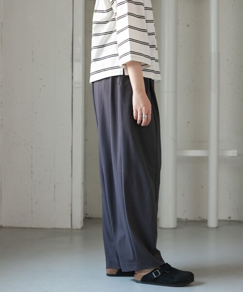 URBAN RESEARCH DOORS（アーバンリサーチドアーズ）の「FORK&SPOON　TRシームコクーンパンツ（その他パンツ・レディース・CHARCOAL/NAVY・1/2）」の17枚目の写真