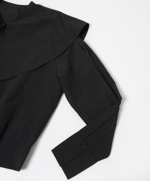 KBF（ケイビーエフ）の「ラッフルBIGカラーブラウス（シャツ/ブラウス・レディース・BLACK・One）」の3枚目の写真