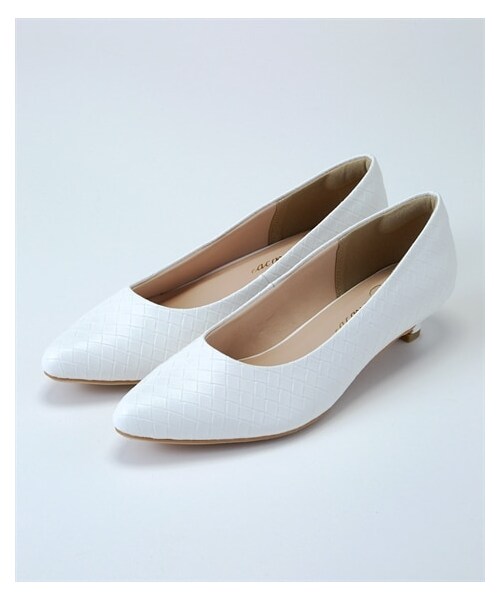 nissen（ニッセン）の「【ゆったり幅広】ポインテッドトゥローヒールパンプス（ワイズ４Ｅ）（パンプス・メンズ・黒(スムース)/キャメル(スムース)/アイボリー(スムース)/黒(スエード調)/グレー(スエード調)/アンティークシルバー/黒(エナメル調)/ピンクベージュ(エナメル調)/モカベージュ(スエード調)/ダスティーネイビー(スエード調)/グレージュ(スエード調)/ブルーグリーン(スエード調)/ダークブラウン(スエード調)/チェック柄/ブラウン(クロコ)/オーク(スムース)/ベージュ(クロコ)/ミント(スエード調)/ピンクベージュ(刺しゅう)/キャメル(メッシュ型押し)/【販売終了】ブラックチェック/オレンジブラウン(スエード調)/パイソン柄/アプリコット(スエード調)/ホワイト(型押し)/ブルーパープル(スエード調)/カーキ(スエード調)/ブラックチェック/オレンジキャメル(メッシュ型押し)/ブロンズ/グレージュ(エナメル調)/黒(生地)・23.0cm/4E/23.5cm/4E/24.0cm/4E/24.5cm/4E/25.0cm/4E/25.5cm/4E/26.0cm/4E/26.5cm/4E/27.0cm/4E）」の8枚目の写真