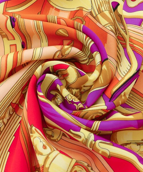 URBAN RESEARCH ROSSO（アーバンリサーチロッソ）の「江口洋品店　HERMES カレ70スカーフ RYTHMES黒タグ（バンダナ/スカーフ・レディース・レッド系・-）」の4枚目の写真