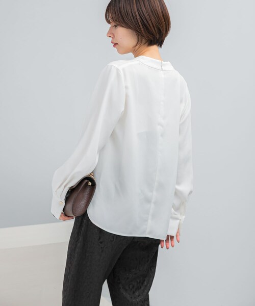 URBAN RESEARCH ROSSO（アーバンリサーチロッソ）の「Vネックボタンデザインブラウス（シャツ/ブラウス・レディース・WHITE/BLACK・FREE）」の5枚目の写真
