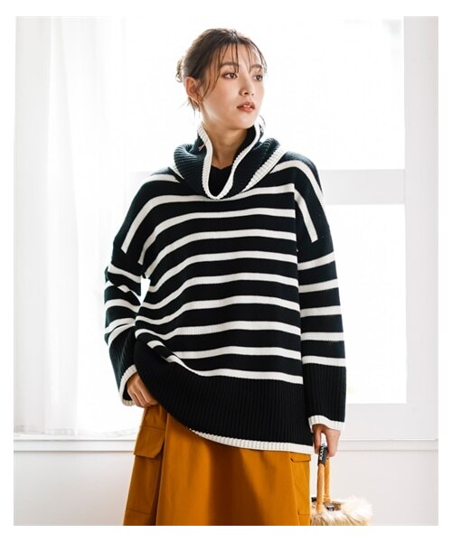 nissen（ニッセン）の「大きいサイズプチスヌード付ゆるシルエットボーダーニットプルオーバー（ニット/セーター・レディース・キナリ×黒/黒×オフホワイト/カーキ×ネイビー/ネイビー×ブルー・L~LL相当/3L~4L相当/5L~6L相当/8L相当/10L相当）」の2枚目の写真