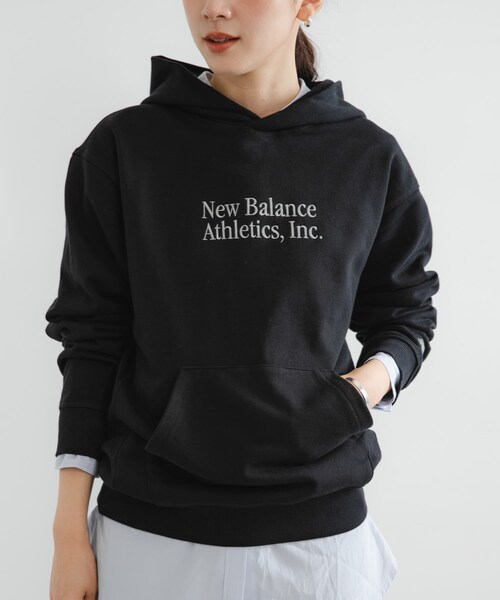URBAN RESEARCH（アーバンリサーチ）の「NEW BALANCE　Athleticsクラシックスフーディ（パーカー・レディース・ブラック/パーマフロスト・S）」の4枚目の写真