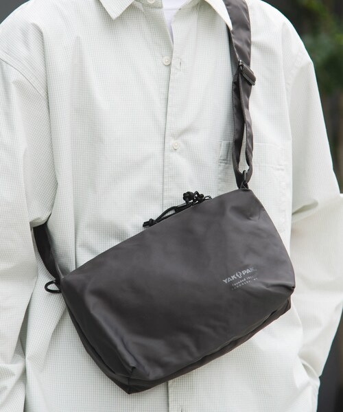 URBAN RESEARCH DOORS(アーバンリサーチドアーズ)の「『別注』YAKPAK×DOORS SHOULDER BAG S(ショルダーバッグ・メンズ・BLACK/CHARCOAL/GRAY/YELLOW・-)」の17枚目の写真