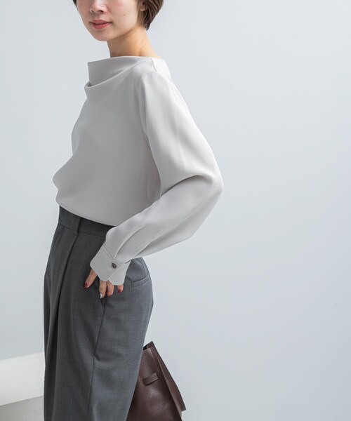 URBAN RESEARCH ROSSO（アーバンリサーチロッソ）の「トリアセテート混ドレープネックブラウス（シャツ/ブラウス・レディース・L/BEIGE/NAVY・Free）」の3枚目の写真