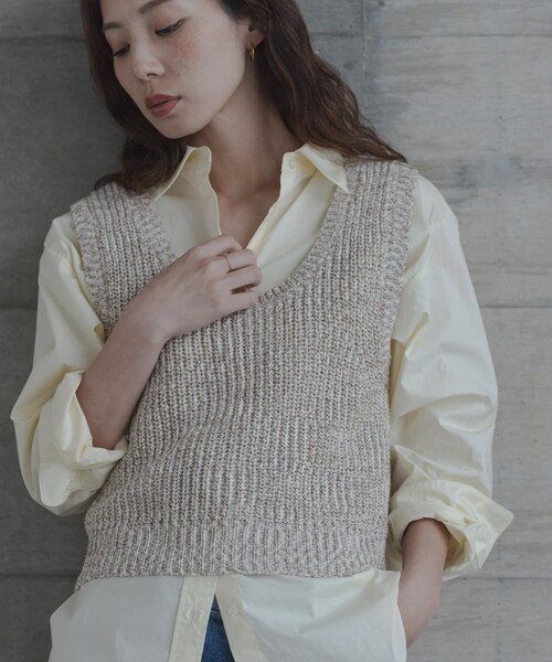 URBAN RESEARCH Sonny Label（アーバンリサーチサニーレーベル）の「メランジテープヤーンUネックニットベスト（ベスト・レディース・グレー系/ベージュ系・Free）」の15枚目の写真
