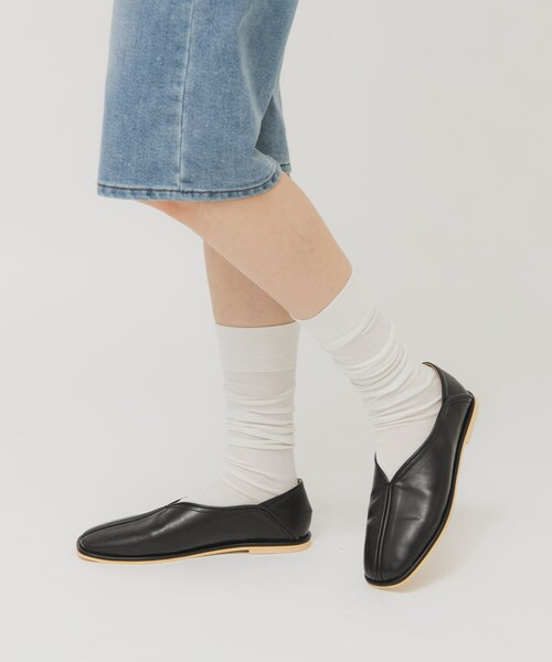 KBF（ケイビーエフ）の「センターシームフラットシューズ（パンプス・レディース・IVORY/BLACK・36/37/38）」の18枚目の写真