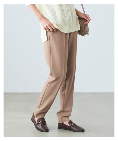 nissen（ニッセン）の「大きいサイズこなれBEAUTYストレッチテーパードパンツ（ゆったりヒップ）(選べる２レングス)（パンツ・レディース・ベージュ/スモーキーグリーン/スモーキーパープル/黒/グレイッシュブルー/ネイビー・L/LL/3L/4L/5L/6L/8L/10L/M）」の17枚目の写真